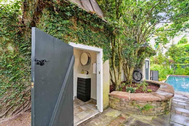 Serene Cottage With Beautiful Garden And Heated Pool Charleston Kültér fotó