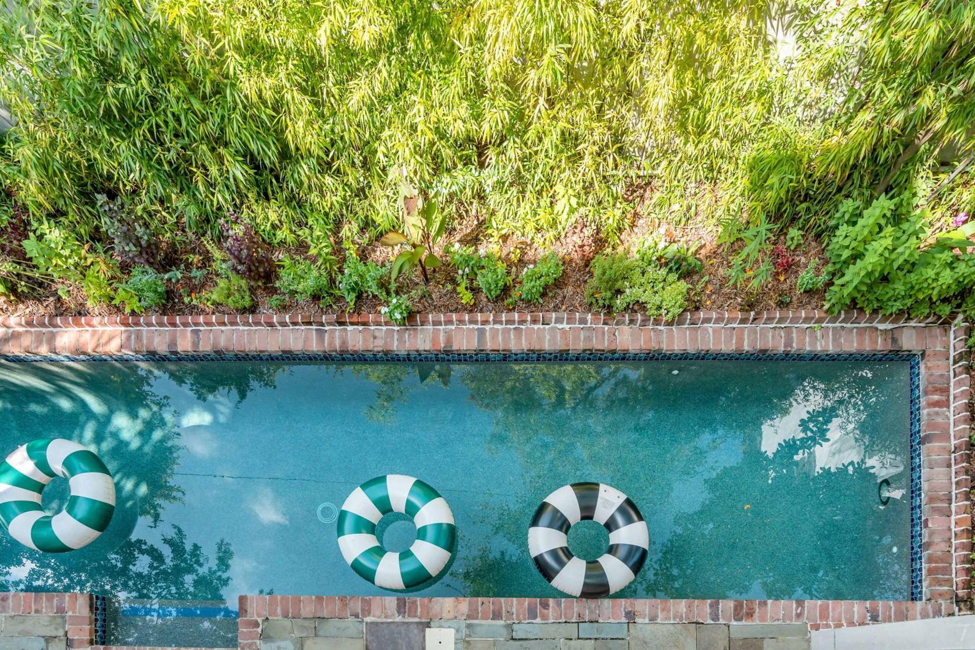 Serene Cottage With Beautiful Garden And Heated Pool Charleston Kültér fotó